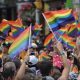 Corteo manifestazione gay pride bandiere arcobaleno pixabay