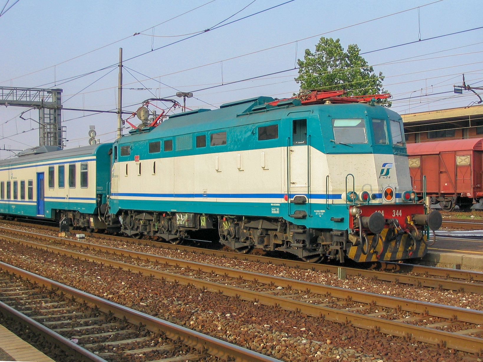 Treno binari ferrovia wikimedia commons