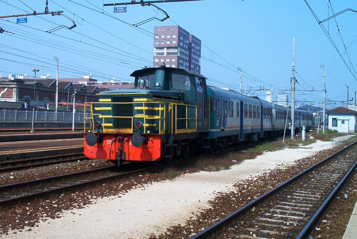 Treno binari ferrovia wikimedia commons