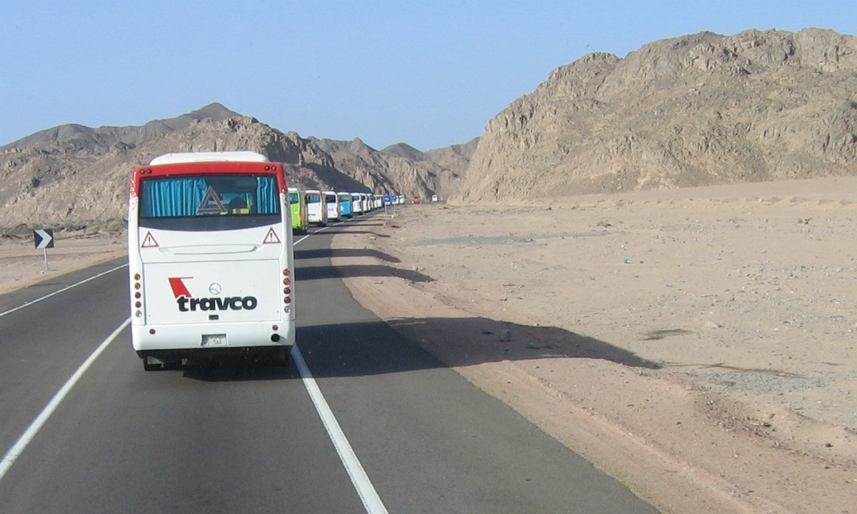Egitto, pullman bus turisti deserto wikimedia commons