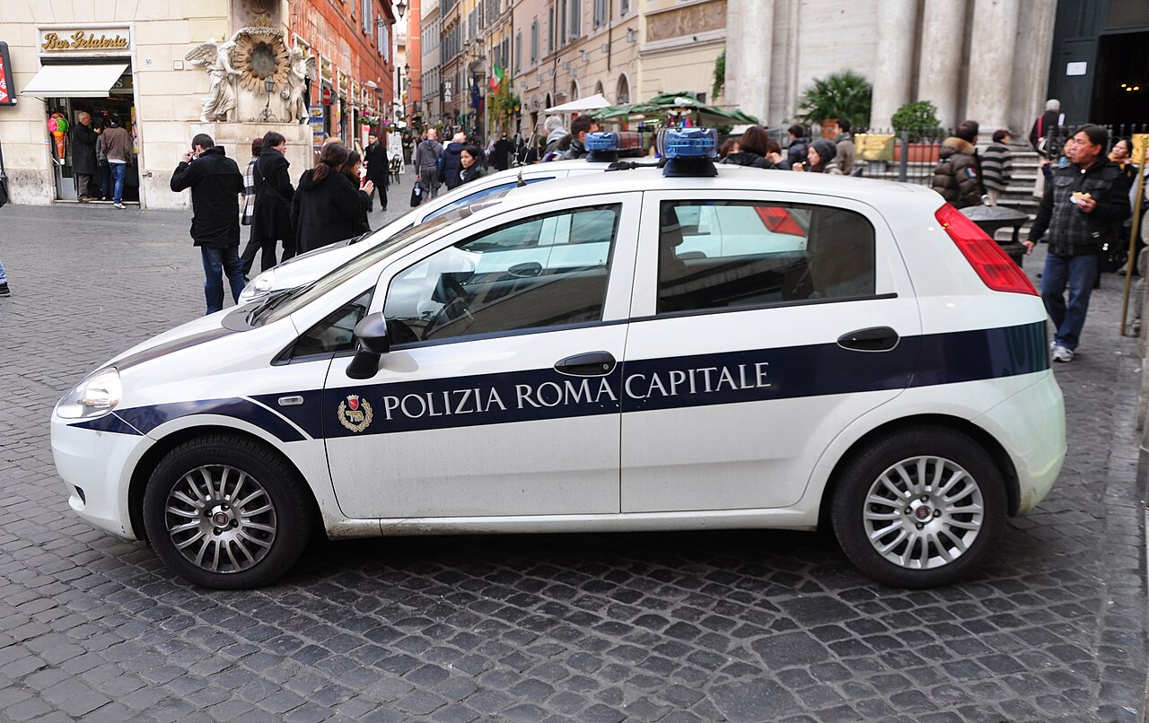 Polizia locale municipale vigili urbani Roma capitale wikimedia commons