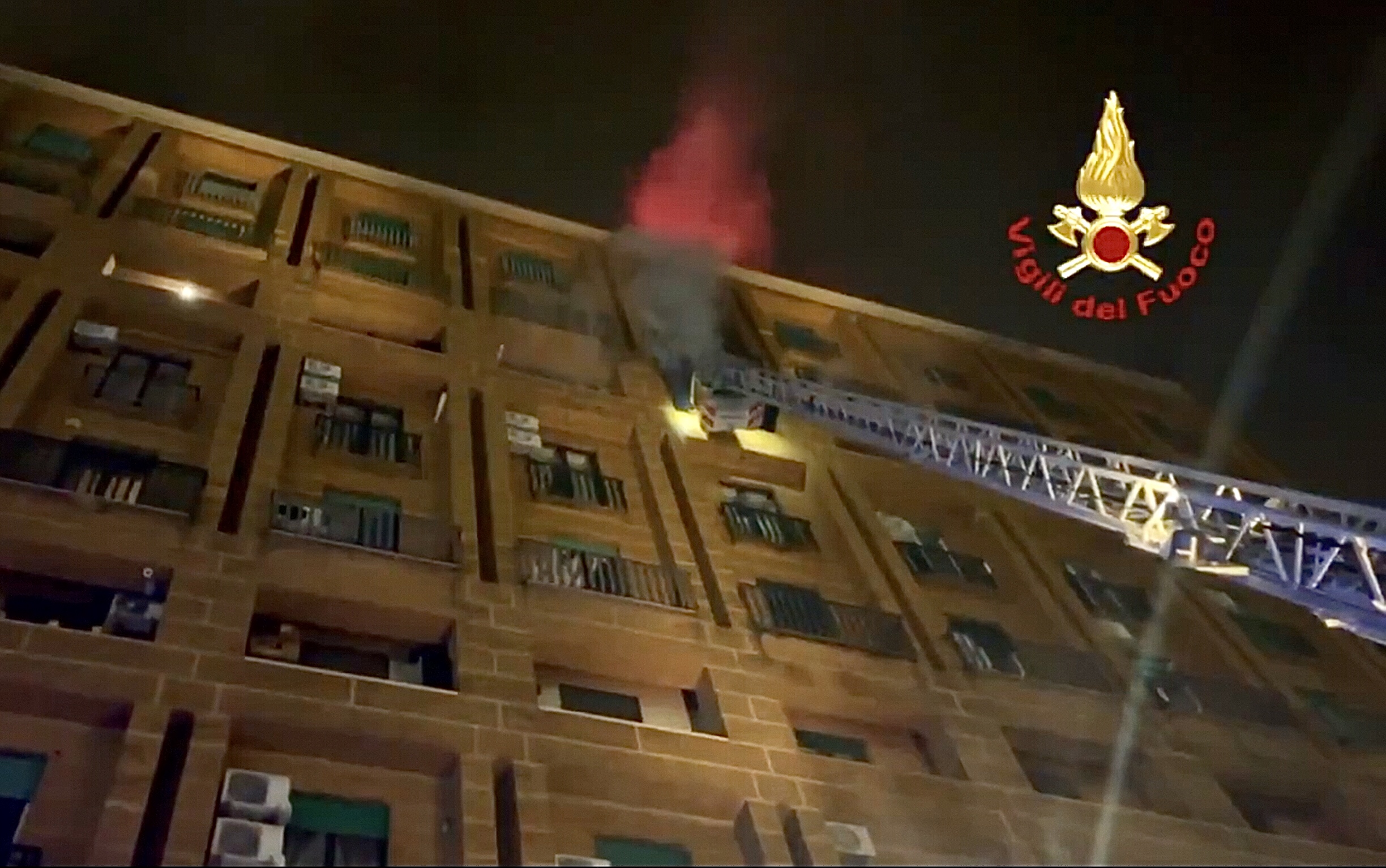 Vigili del fuoco incendio Napoli da X