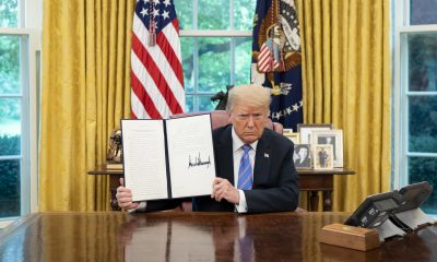 Trump oval Office scrivania firma documento Flickr copyright free