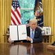 Trump oval Office scrivania firma documento Flickr copyright free