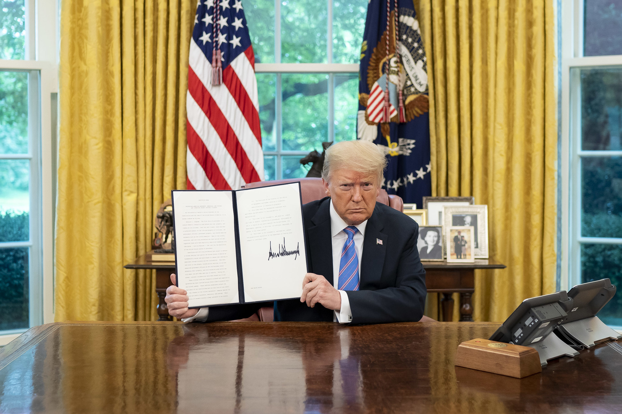 Trump oval Office scrivania firma documento Flickr copyright free
