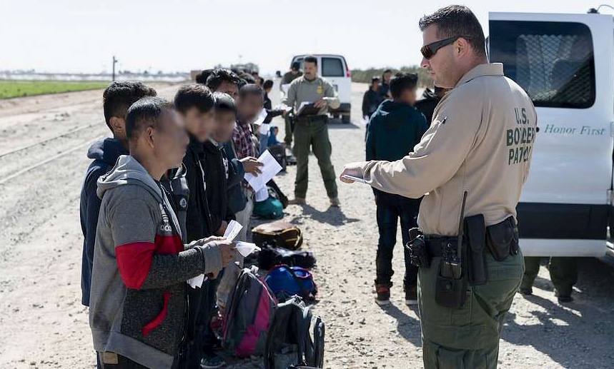 Migranti usa illegali polizia confine usa Messico da https://itoldya420.getarchive.net/amp/media/february-20-2019-a-large-group-of-migranti-were-4ddaf1