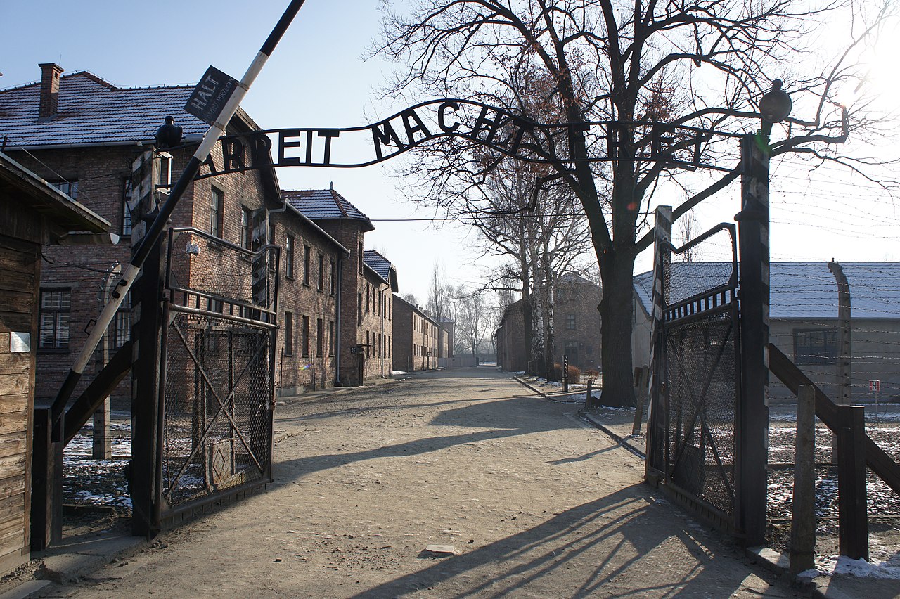 Auschwitz giornata della memoria wikimedia commons