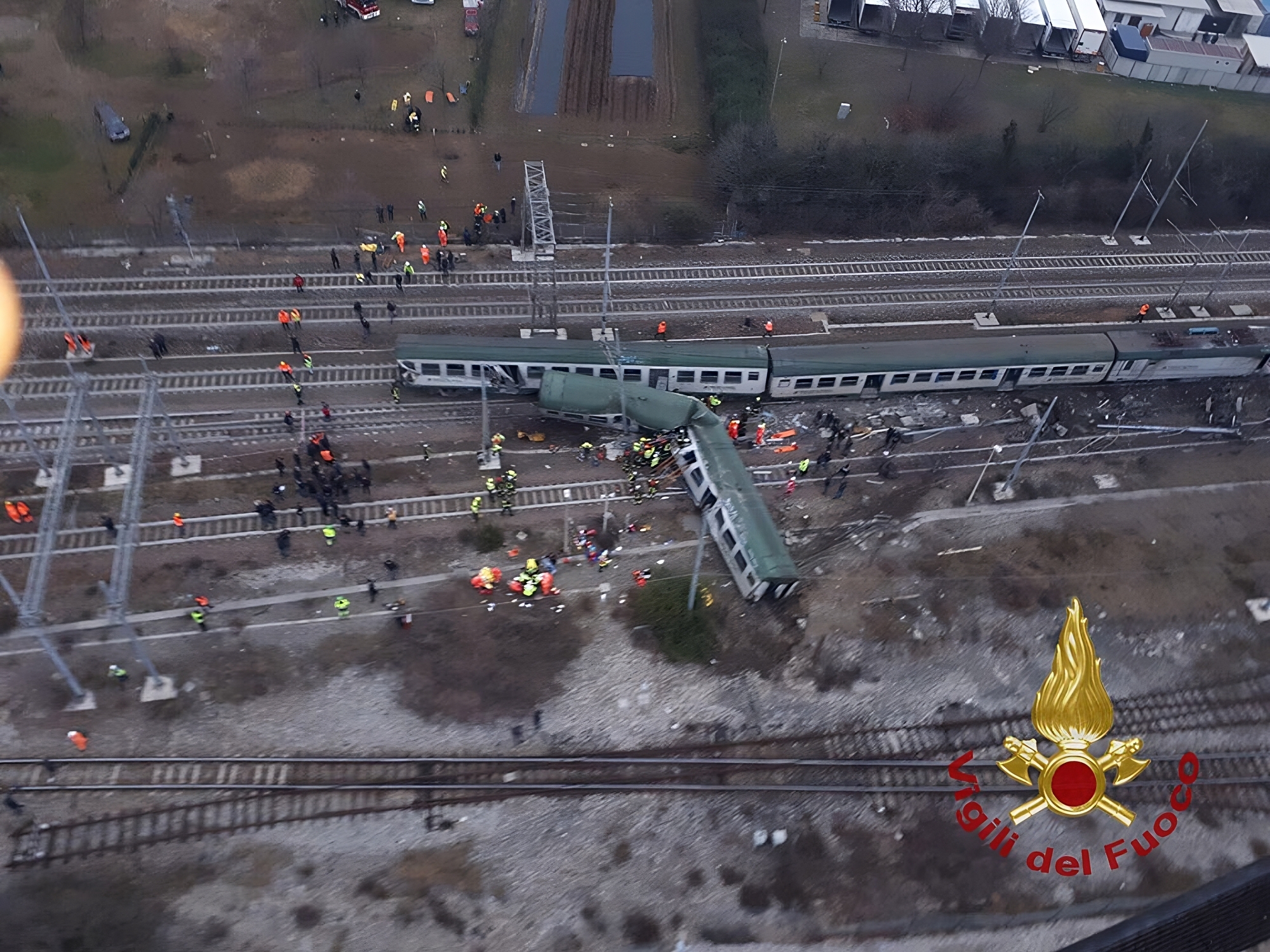 Incidente disastro ferroviario ferrovia treno deragliamento, Pioltello vigili del fuoco