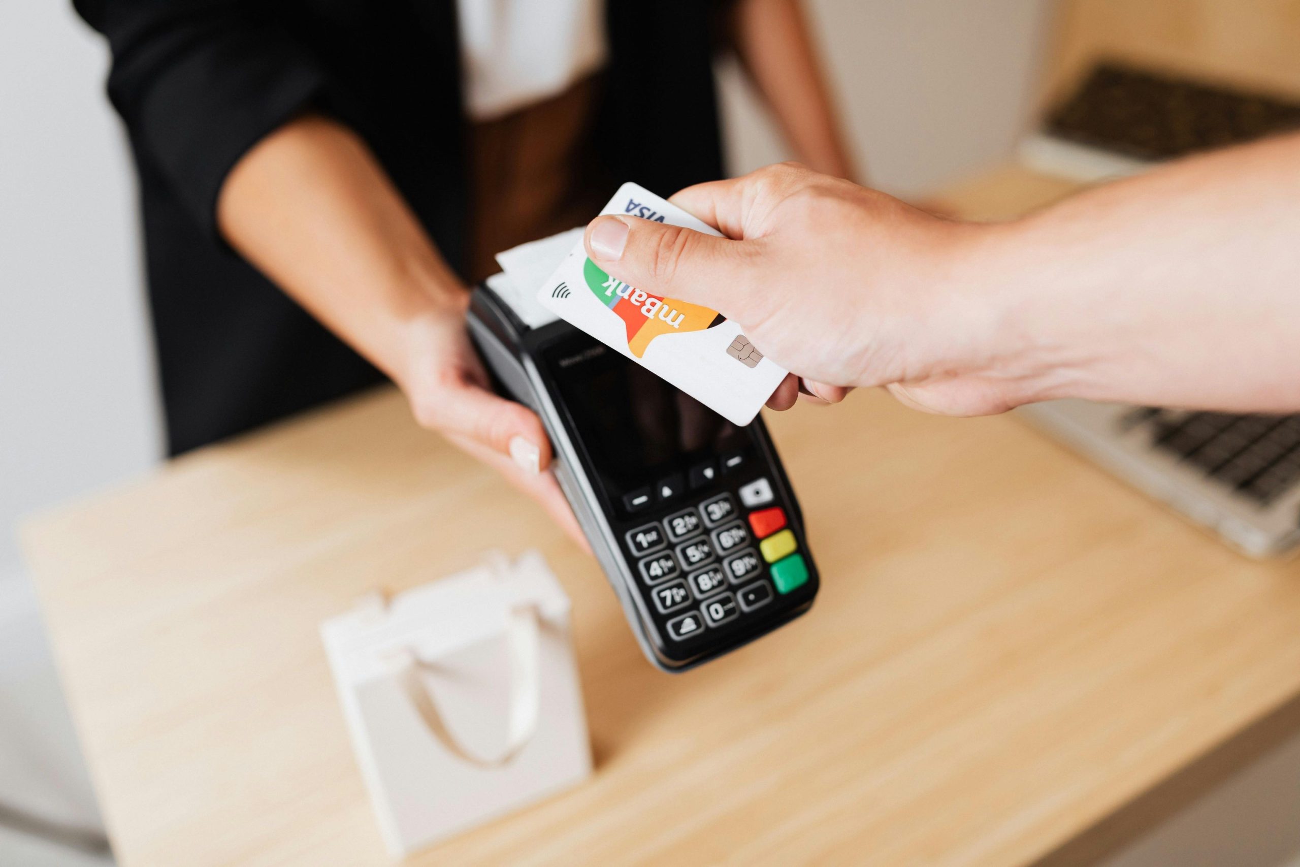 Saldi pagamento negozi Pos bancomat commercio cassa sconti da pexels.com