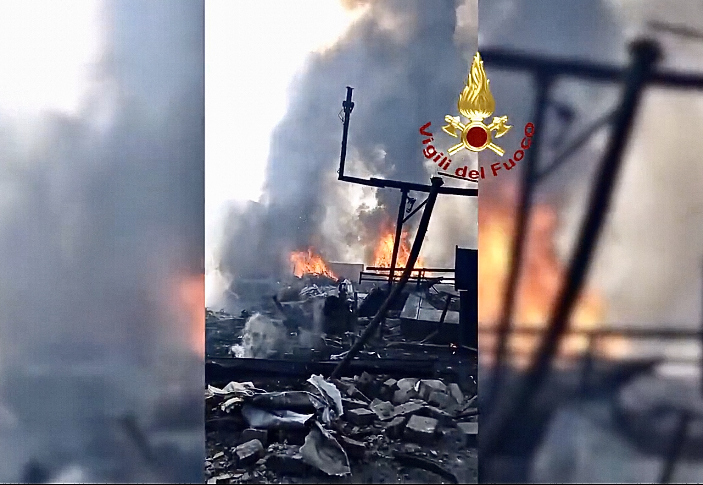 Esplosione fiamme distributore deposito gas prenestino vigili del fuoco logo